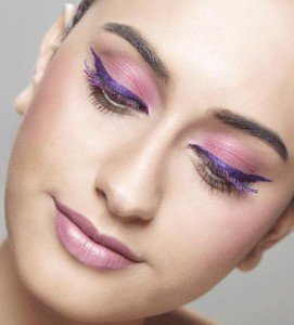 Delineador colorido roxo 271x300 Como Passar Delineador nos Olhos   Passo a Passo